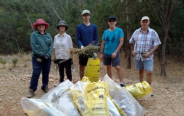220725 BUSH Blog - Neighbour Day Weeding 457x288
