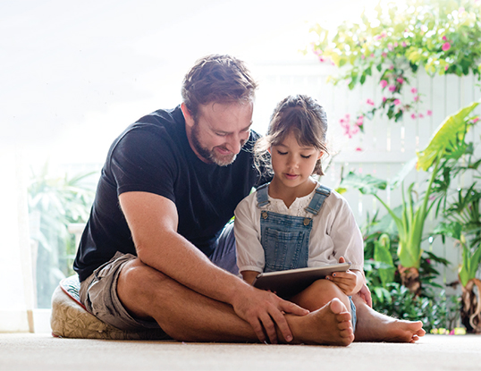 Father_and_daughter_reading_538x415